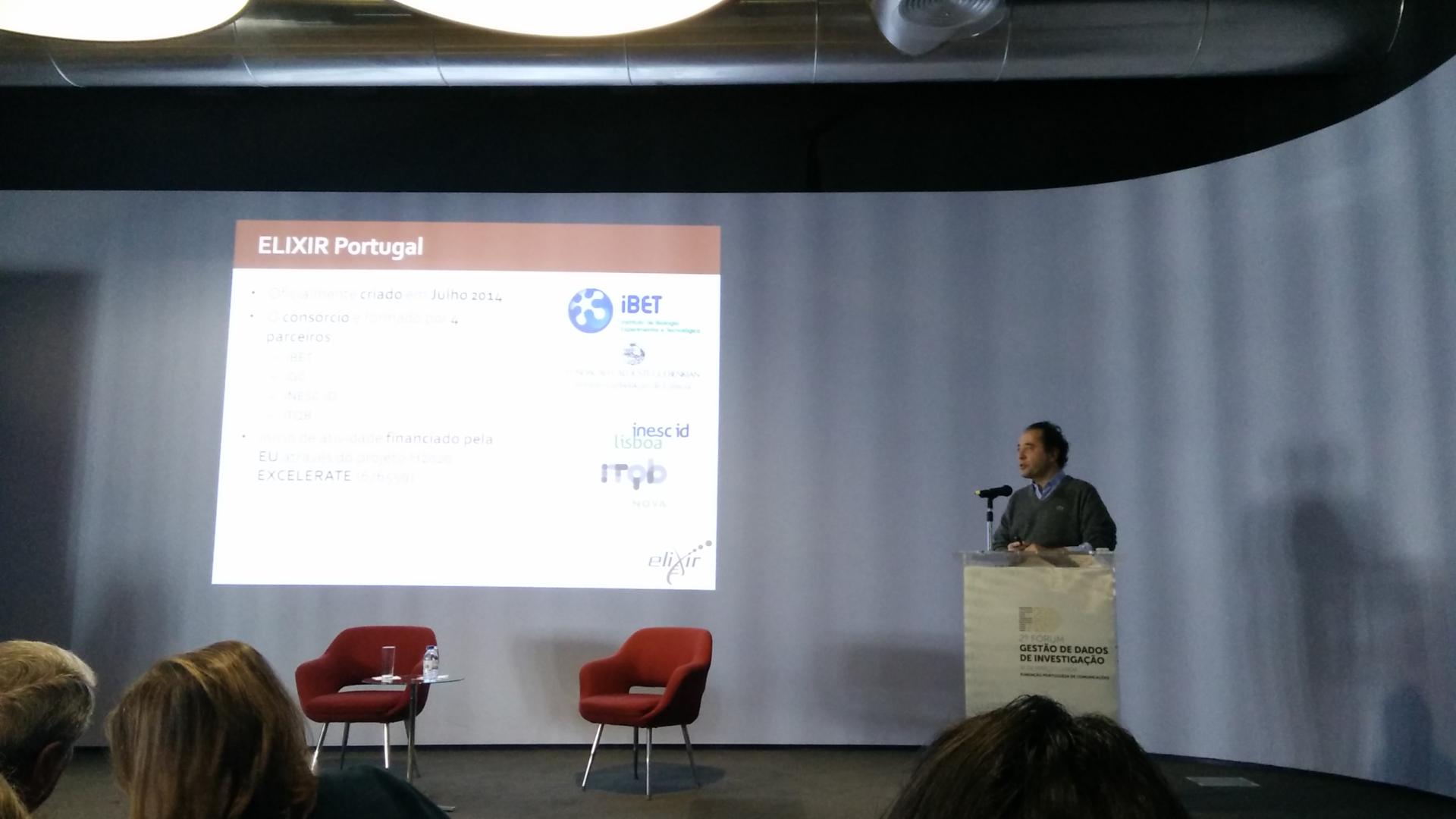 Mário J. Gaspar presenting his Short Talk