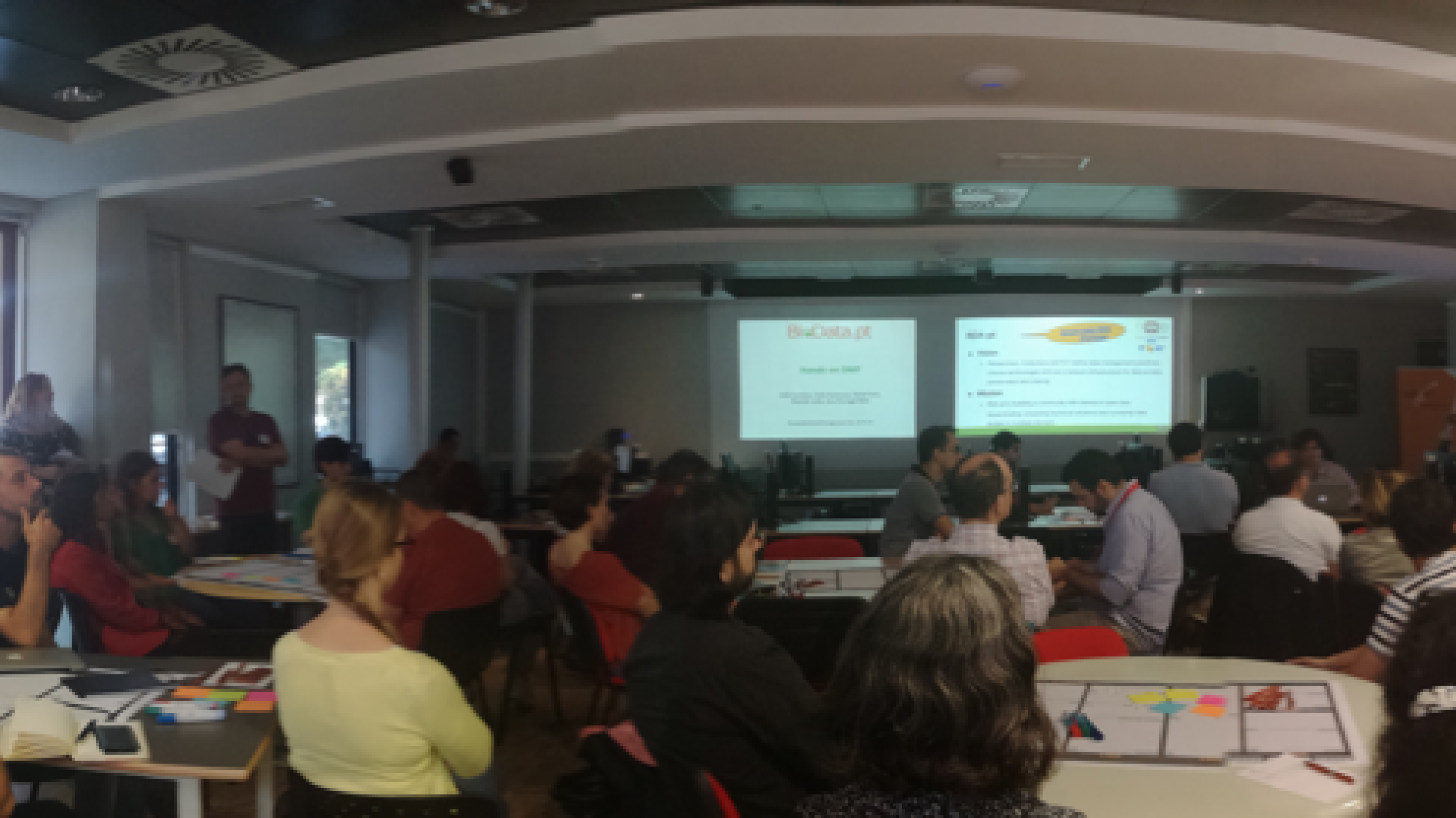 Panoramic view of the room during the workshop